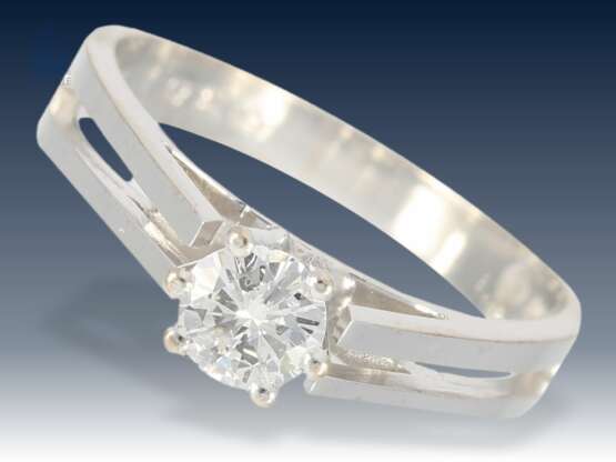 Ring: weißgoldener vintage Verlobung-Brillantring, 0,38ct - фото 1