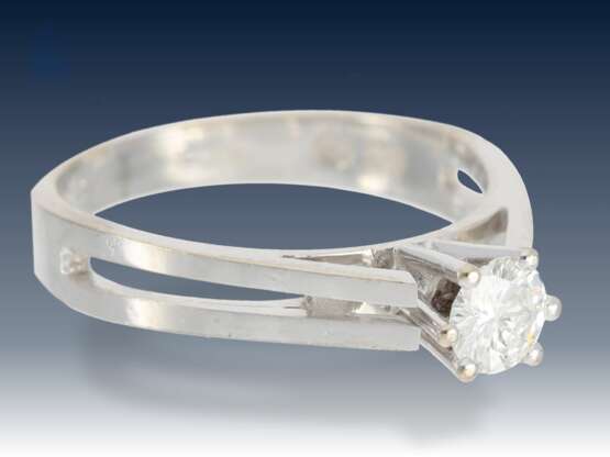 Ring: weißgoldener vintage Verlobung-Brillantring, 0,38ct - фото 2