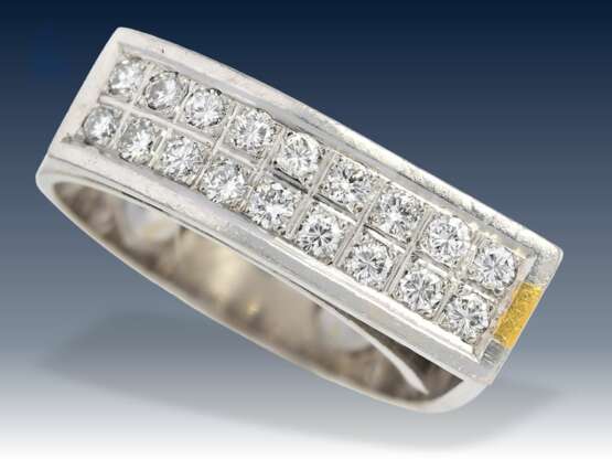 Ring: moderner, ausgefallen gearbeiteter Goldschmiedering mit Brillantbesatz, 0,59ct, 18K Weißgold/Gelbgold - Foto 1