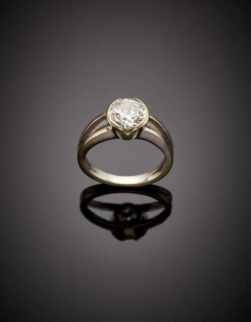 Round brilliant cut ct. 1.80 circa solitaire diamond white gold ring - фото 1