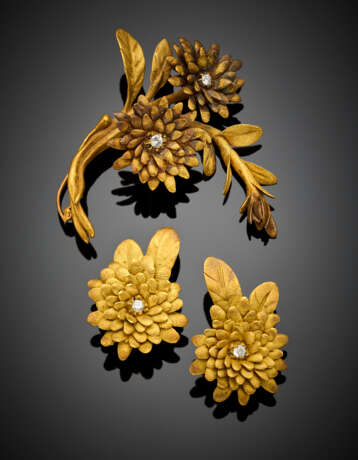 Yellow sabled gold and diamond floral jewelry set comprising - фото 1
