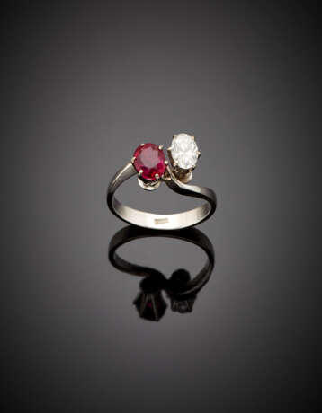 Oval ct. 0.50 circa diamond and oval ct. 0.90 circa ruby white gold crossover ring - Foto 1