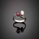 Oval ct. 0.50 circa diamond and oval ct. 0.90 circa ruby white gold crossover ring - фото 1