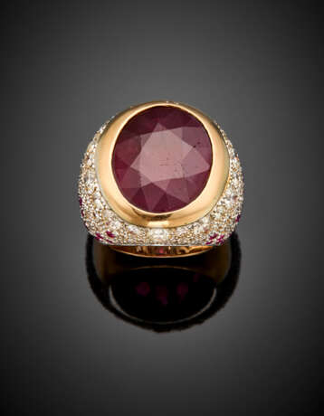 Diamond in all ct. 4.70 circa and ruby in all ct. 0.80 circa bi-coloured gold ring centering a big oval red corundum - фото 1