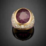 Diamond in all ct. 4.70 circa and ruby in all ct. 0.80 circa bi-coloured gold ring centering a big oval red corundum - Foto 1