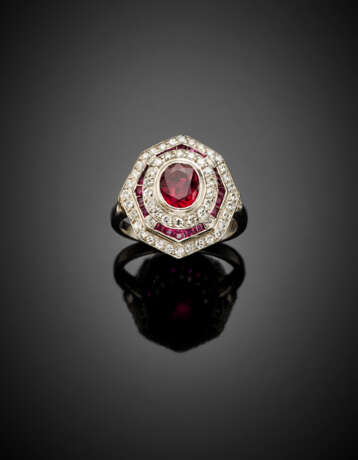Oval ct. 1.35 circa ruby and diamond platinum ring accented with small calibré rubies - photo 1