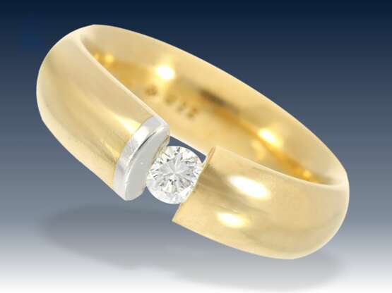 Ring: Designerring, hochwertig gearbeiteter, massiver Goldschmiede-Spannring mit einem feinen Brillant von 0,22ct, sehr teurer Markenschmuck - фото 1