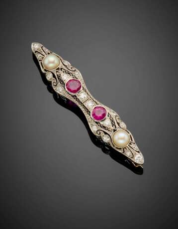 Diamond platinum brooch with two pearls and two rubies - фото 1