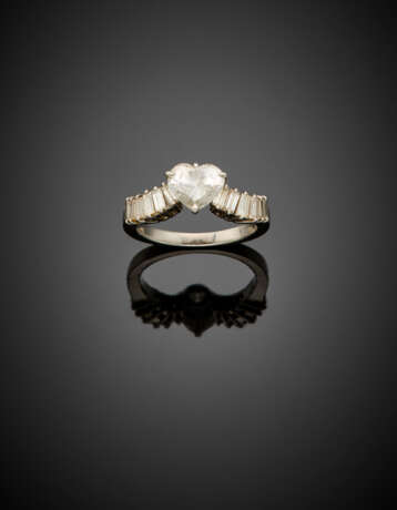 White gold baguette diamond ring centering a ct. 0.90 circa heart shape diamond - фото 1
