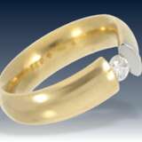 Ring: Designerring, hochwertig gearbeiteter, massiver Goldschmiede-Spannring mit einem feinen Brillant von 0,22ct, sehr teurer Markenschmuck - photo 2
