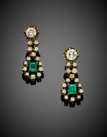Diamond in all ct. 2.70 circa and emerald in all ct. 1.00 circa white gold pendant earrings - фото 1