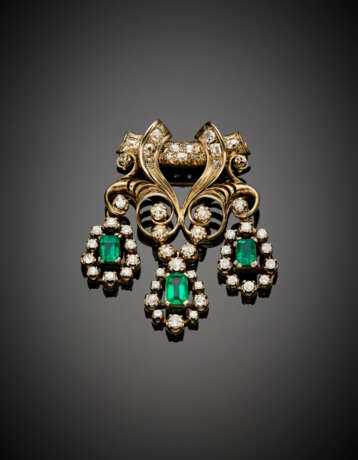 Old mine diamond and emerald bi-coloured gold volute brooch with three pendants - фото 1