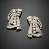 Pair of old mine and baguette diamond volute and ribbon platinum brooches - фото 1