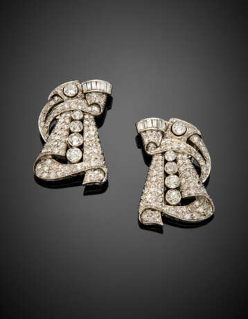 Pair of old mine and baguette diamond volute and ribbon platinum brooches - фото 1