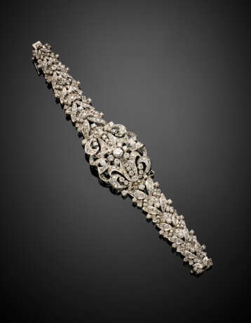 Round diamond white gold stylized floral bracelet - фото 1