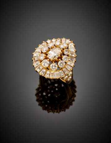 Round and tapered diamond yellow gold ring with a central oval diamond - фото 1