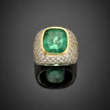 Cushion ct. 9.50 circa emerald and diamond pavé bi-coloured gold dome ring - Foto 1