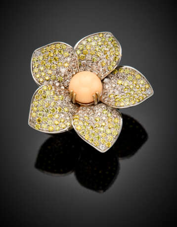 White gold fancy pink and yellow diamond pavé flower ring centering - фото 1