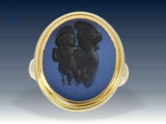 Ring: dekorativer, außergewöhnlicher Goldschmiede-Siegelring mit seltener Lagenstein-Gemme, Marienbildnis