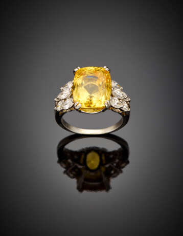 Cushion shape ct. 16.50 circa yellow sapphire and marquise diamond white gold ring - Foto 1