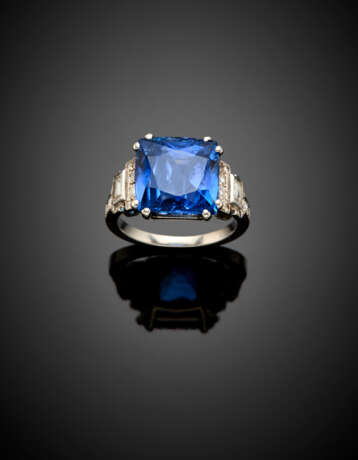 Cushion ct. 12.50 circa sapphire platinum ring accented with round and baguette diamond shoulders - photo 1