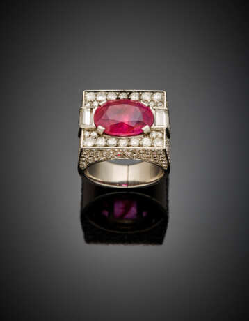 Oval ct. 7.35 circa ruby with diamond pavé and baguette platinum ring - Foto 1