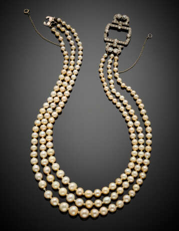 Three strand natural pearl necklace with a diamond platinum clasp - Foto 1