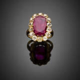 Cushion ct. 6 circa ruby and old mine diamond yellow gold ring - фото 1