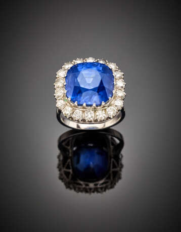 Cushion ct. 22 circa sapphire and diamond white gold cluster ring - фото 1