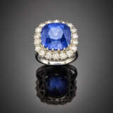 Cushion ct. 22 circa sapphire and diamond white gold cluster ring - фото 1
