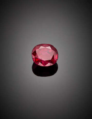 Cushion shape ct. 5.49 ruby and baguette diamond platinum ring - фото 2