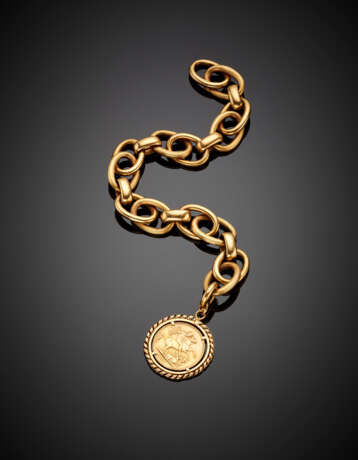 Yellow gold partly grooved chain bracelet with 1903 british pound as charm - фото 1