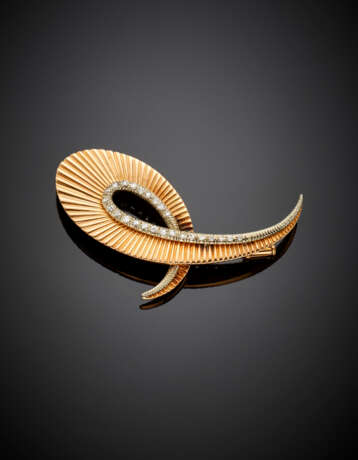 Bi-coloured gold diamond grooved brooch accented with huit-huit diamonds - фото 1