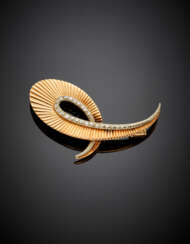 Bi-coloured gold diamond grooved brooch accented with huit-huit diamonds