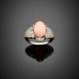 Pink oval coral white gold diamond cluster ring - фото 1