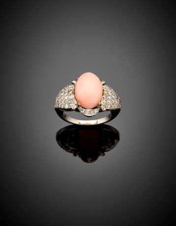 Pink oval coral white gold diamond cluster ring - фото 1