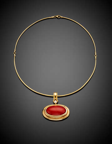 Yellow gold articulated necklace with an oval cabochon coral - Foto 1