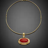 Yellow gold articulated necklace with an oval cabochon coral - photo 1