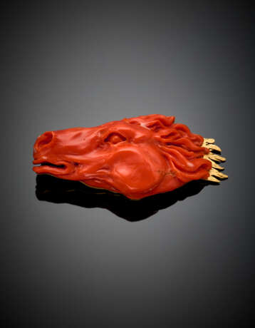 Orange coral horse head brooch with bi-coloured gold details - фото 1