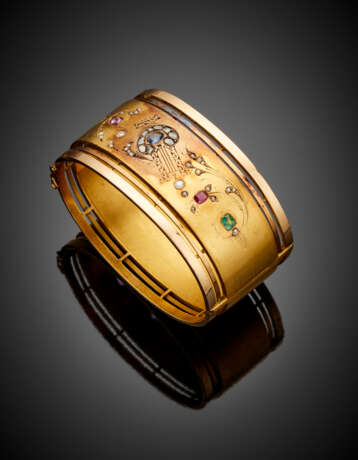 Two colour gold band cuff bracelet with a harp between floral volutes design in rose cut diamonds - Foto 1