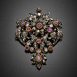 Ruby and irregular rose cut diamond silver and 9K gold brooch with pendant - Foto 1