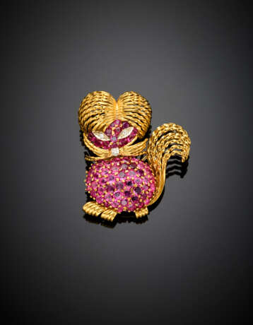 Yellow gold ruby cat brooch - photo 1