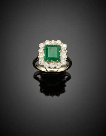 Octagonal ct. 1.95 circa emerald And round diamond white gold cluster ring - фото 1