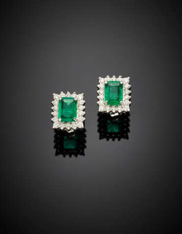 Octagonal emerald and diamond white gold earrings - фото 1