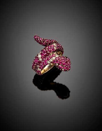 White gold snake ring accented with rubies for the most part synthetic and diamonds - Foto 1