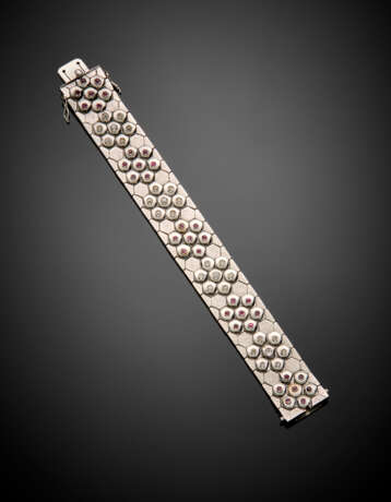 White partly chiseled gold modular band bracelet accented with diamonds and rubies - Foto 1