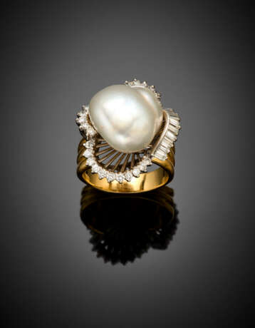 Round and baguette diamond irregular pearl bi-coloured gold ring - Foto 1