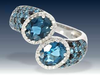 Ring: weißgoldener, ausgefallener Damenring mit Blautopasen und Brillanten