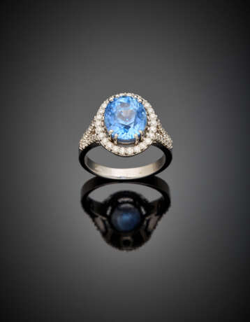 Oval sapphire and diamond white gold cluster ring - photo 1