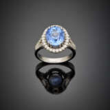 Oval sapphire and diamond white gold cluster ring - фото 1